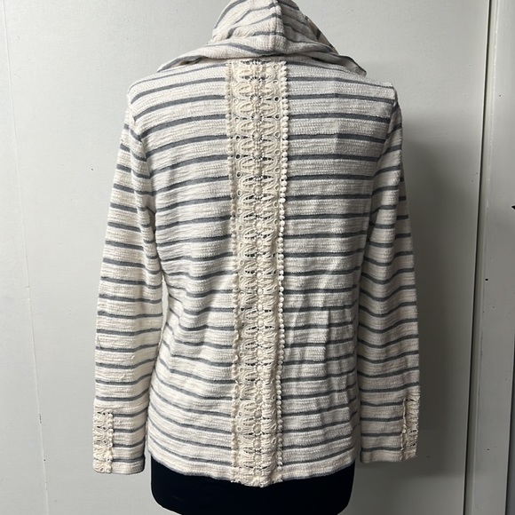 Sweet open front cardigan in blue and cream color reversed fabric. - Picture 3 of 6